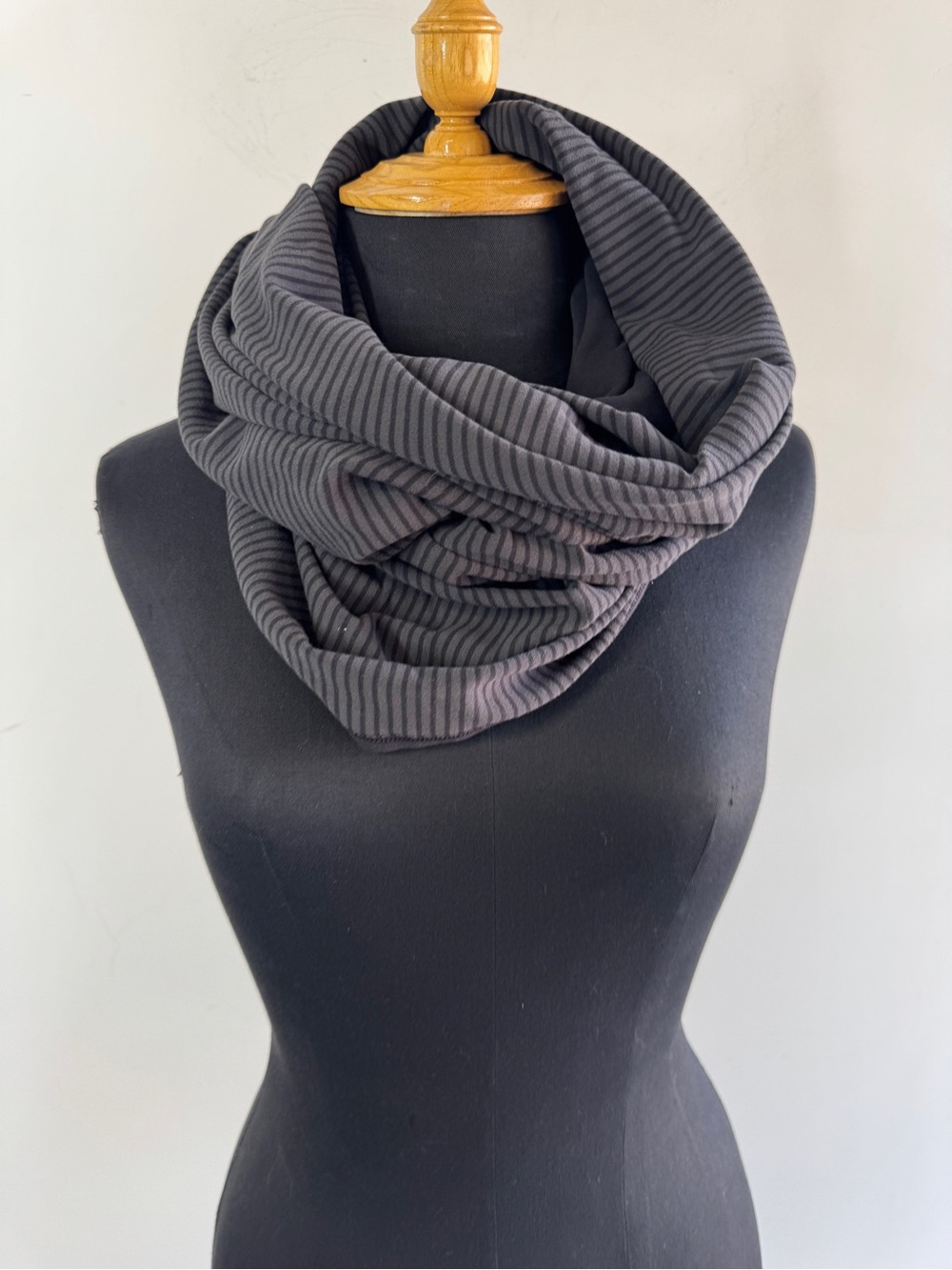 Lululemon Vinyasa Scarf Charcoal Ribbed Snap Wrap Infinity Travel Athleisure